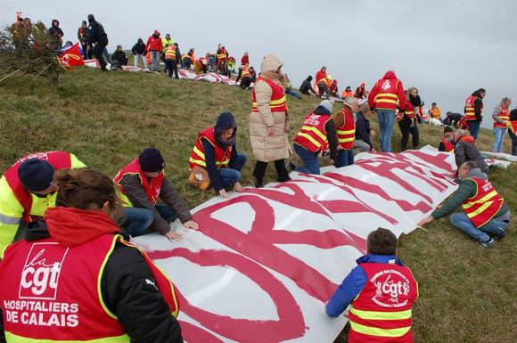 Retraites: une banderole géante "Désolé Charles" déployée au Cap Blanc Nez face aux côtes anglaises Retraites: une banderole géante "Désolé Charles" déployée au Cap Blanc Nez face aux côtes anglaises