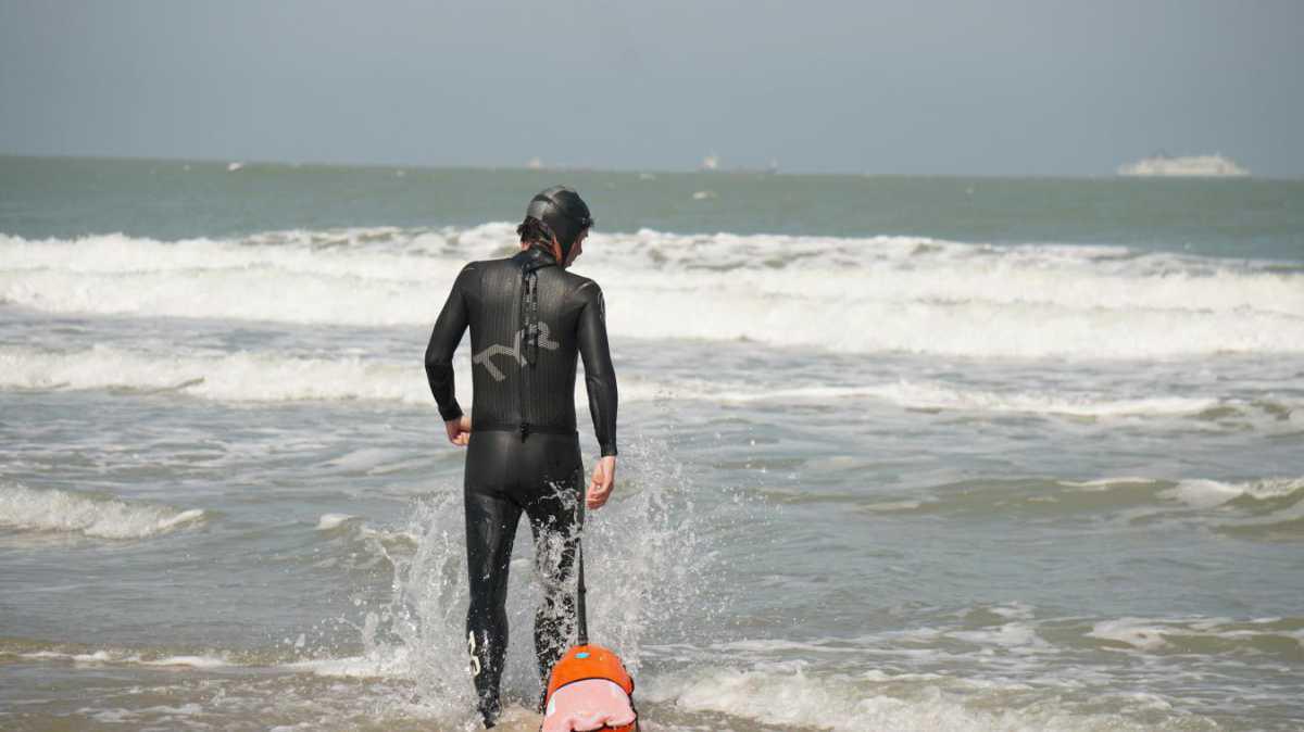 Clément Gombert tente le défi du cap Blanc-Nez au cap Gris-Nez à la nage avant la traversée de la Manche
