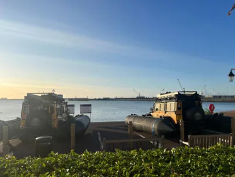 VIDEO - Deux véhicules amphibies traversent la Manche en 4 heures entre Douvres et Sangatte, un défi fou VIDEO - Deux véhicules amphibies traversent la Manche en 4 heures entre Douvres et Sangatte, un défi fou