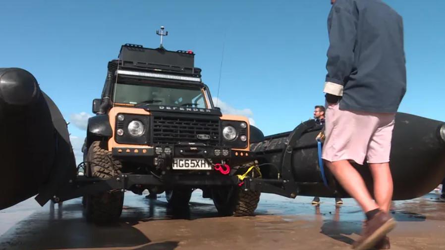 VIDEO - Deux véhicules amphibies traversent la Manche en 4 heures entre Douvres et Sangatte, un défi fou VIDEO - Deux véhicules amphibies traversent la Manche en 4 heures entre Douvres et Sangatte, un défi fou