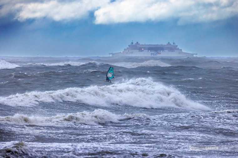 Tempête Ciaran: Jules Denel, Sylvain Bourlard, Nicolas Quéméner and friends face aux éléments déchaînés ! Tempête Ciaran: Jules Denel, Sylvain Bourlard, Nicolas Quéméner and friends face aux éléments déchaînés !