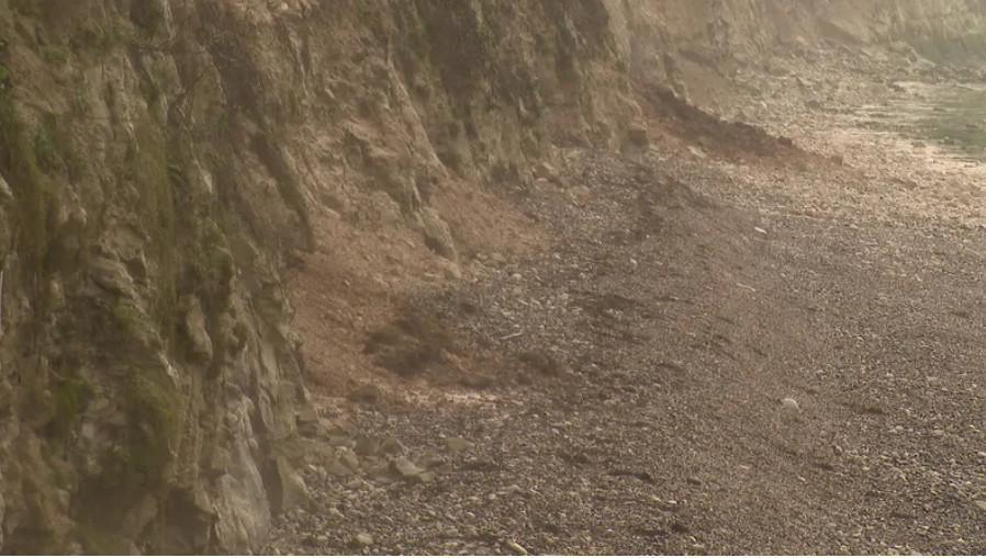 Nos falaises n’en finissent plus de s’effondrer et ce n’est pas fini, comme nous l’explique Pierre Bracq, chercheur universitaire Nos falaises n’en finissent plus de s’effondrer et ce n’est pas fini, comme nous l’explique Pierre Bracq, chercheur universitaire