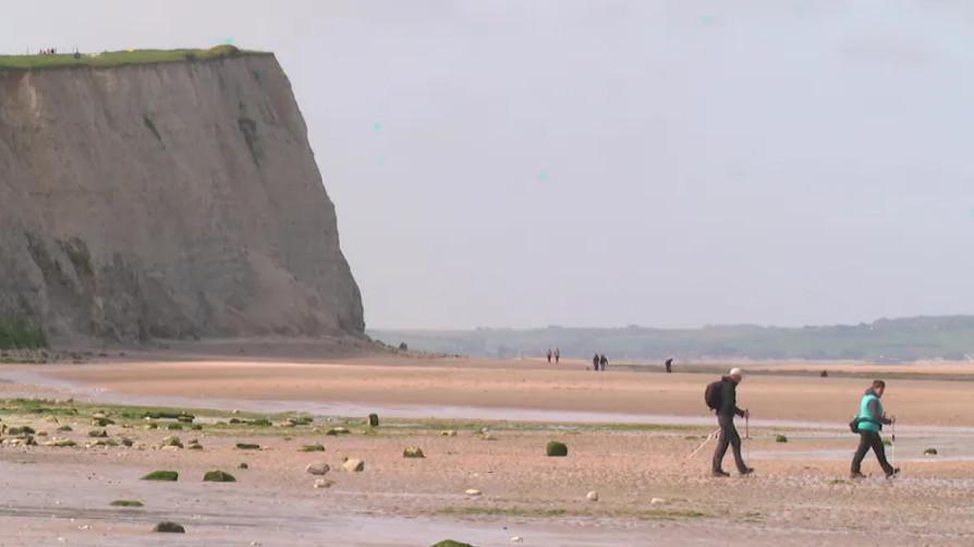 Nos falaises n’en finissent plus de s’effondrer et ce n’est pas fini, comme nous l’explique Pierre Bracq, chercheur universitaire Nos falaises n’en finissent plus de s’effondrer et ce n’est pas fini, comme nous l’explique Pierre Bracq, chercheur universitaire