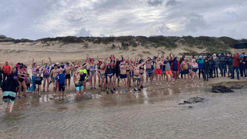 À Wissant, trois cents baigneurs pour le premier bain de l’année À Wissant, trois cents baigneurs pour le premier bain de l’année