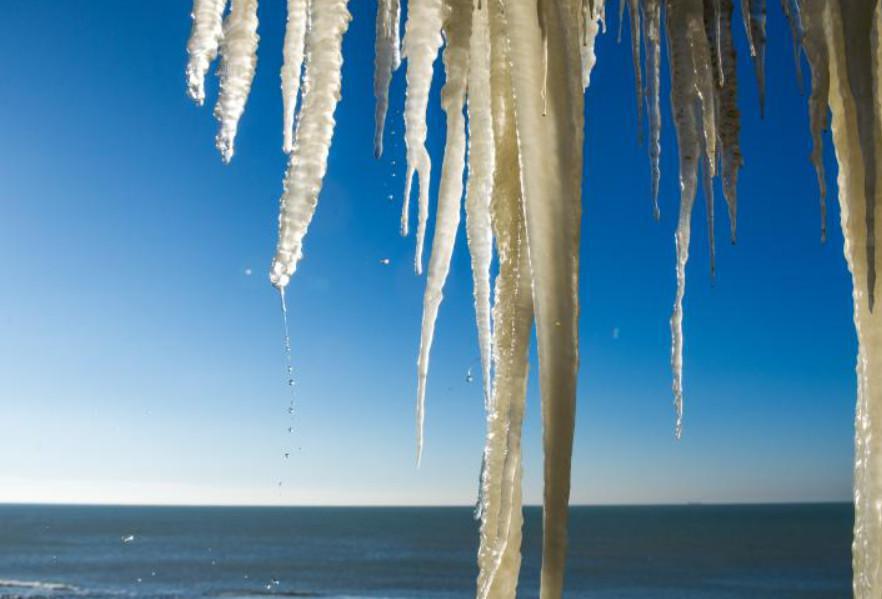 Impressionnantes stalactites sur les falaises du Cran Poulet, à Audinghen Impressionnantes stalactites sur les falaises du Cran Poulet, à Audinghen