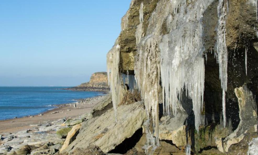 Impressionnantes stalactites sur les falaises du Cran Poulet, à Audinghen