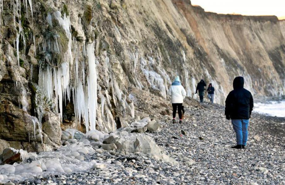 Stalactites et cascade de glace, le coup de froid qui s'abat sur la région est une aubaine pour les photographes Stalactites et cascade de glace, le coup de froid qui s'abat sur la région est une aubaine pour les photographes