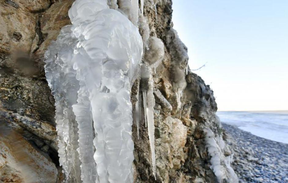 Stalactites et cascade de glace, le coup de froid qui s'abat sur la région est une aubaine pour les photographes Stalactites et cascade de glace, le coup de froid qui s'abat sur la région est une aubaine pour les photographes