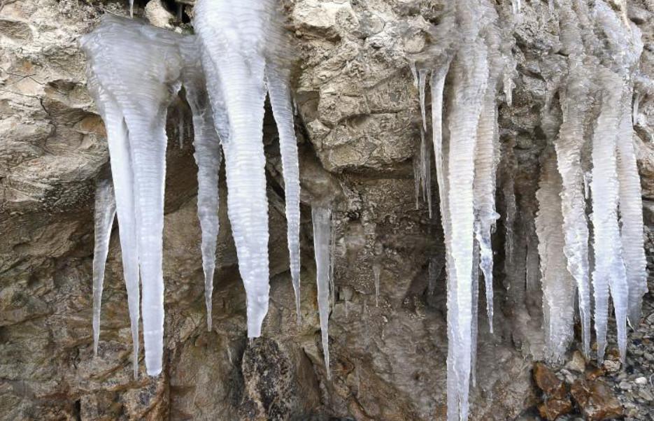 Stalactites et cascade de glace, le coup de froid qui s'abat sur la région est une aubaine pour les photographes Stalactites et cascade de glace, le coup de froid qui s'abat sur la région est une aubaine pour les photographes