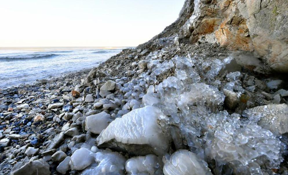 Stalactites et cascade de glace, le coup de froid qui s'abat sur la région est une aubaine pour les photographes Stalactites et cascade de glace, le coup de froid qui s'abat sur la région est une aubaine pour les photographes