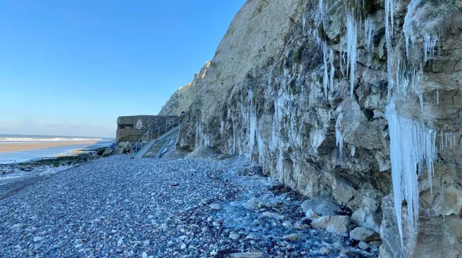 Stalactites et cascade de glace, le coup de froid qui s'abat sur la région est une aubaine pour les photographes Stalactites et cascade de glace, le coup de froid qui s'abat sur la région est une aubaine pour les photographes