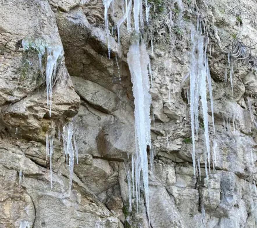Stalactites et cascade de glace, le coup de froid qui s'abat sur la région est une aubaine pour les photographes Stalactites et cascade de glace, le coup de froid qui s'abat sur la région est une aubaine pour les photographes