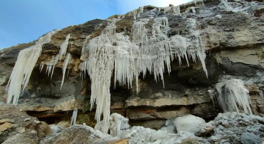 Stalactites et cascade de glace, le coup de froid qui s'abat sur la région est une aubaine pour les photographes Stalactites et cascade de glace, le coup de froid qui s'abat sur la région est une aubaine pour les photographes