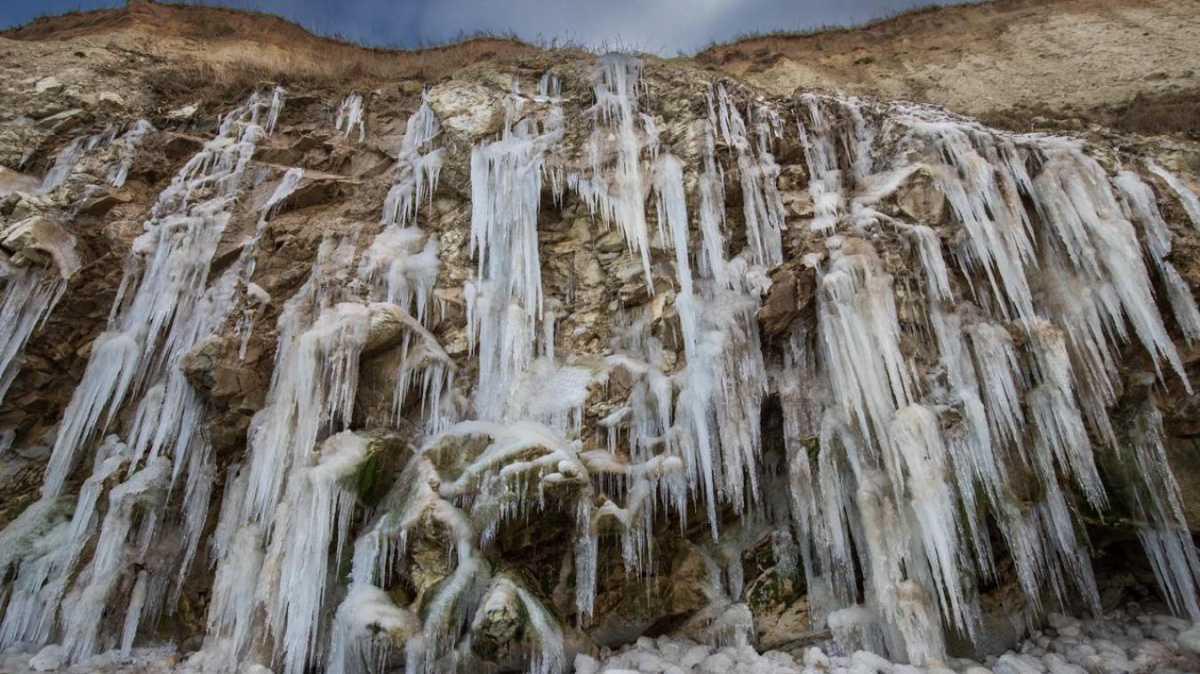 Stalactites et cascade de glace, le coup de froid qui s'abat sur la région est une aubaine pour les photographes