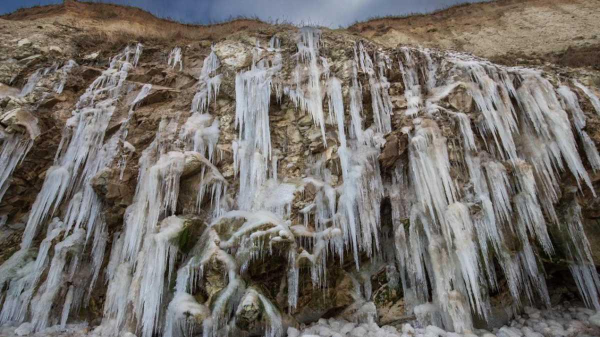 Stalactites et cascade de glace, le coup de froid qui s'abat sur la région est une aubaine pour les photographes Stalactites et cascade de glace, le coup de froid qui s'abat sur la région est une aubaine pour les photographes