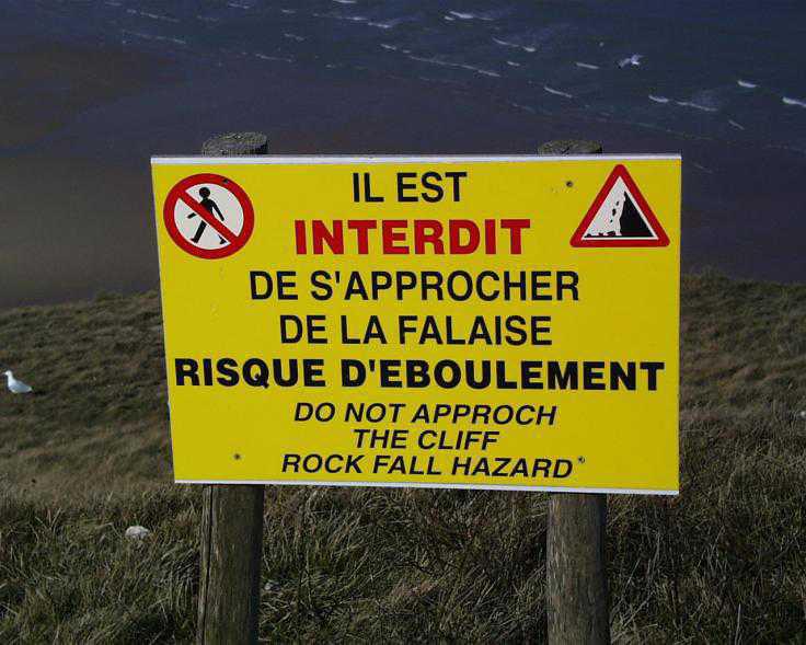 Au cap Blanc-Nez, des touristes prennent un sentier interdit en bord de falaises malgré le risque d’éboulement Au cap Blanc-Nez, des touristes prennent un sentier interdit en bord de falaises malgré le risque d’éboulement