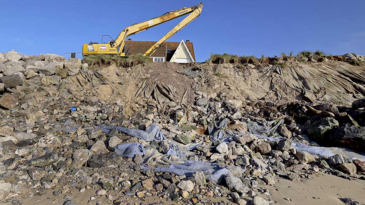À Wissant, des travaux de consolidation en cours sur une partie de la digue sud fragilisée par les tempêtes À Wissant, des travaux de consolidation en cours sur une partie de la digue sud fragilisée par les tempêtes