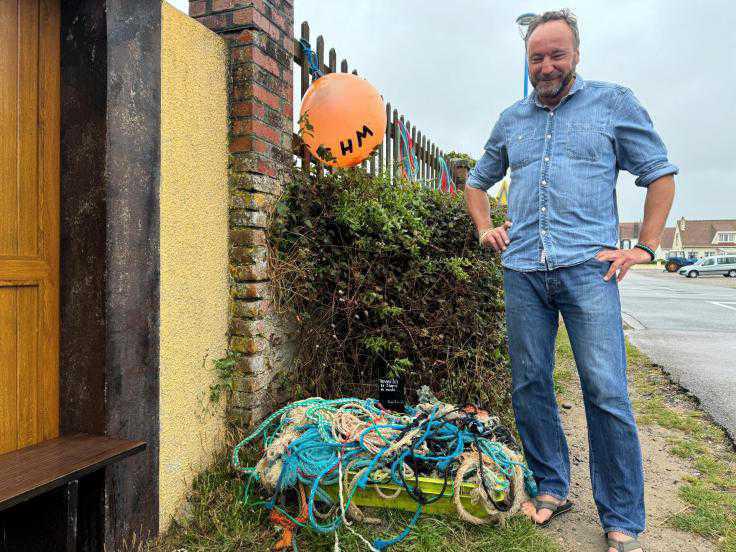« Antoine d’Audresselles » et sa cabane-boutique d’objets fabriqués avec des rejets de la mer « Antoine d’Audresselles » et sa cabane-boutique d’objets fabriqués avec des rejets de la mer