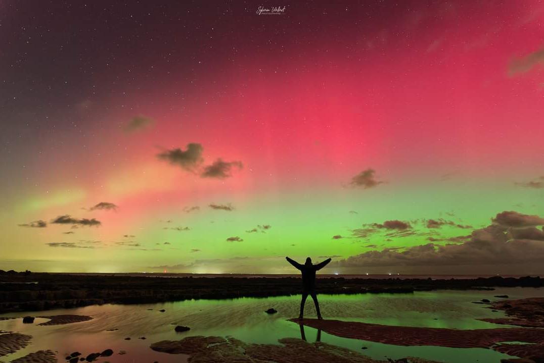 « Nuit magique au cap Gris-Nez » : de nouvelles aurores boréales sur le Nord - Pas-de-Calais, ça pourrait continuer ce week-end