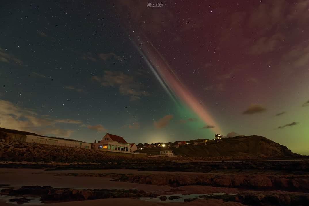 « Nuit magique au cap Gris-Nez » : de nouvelles aurores boréales sur le Nord - Pas-de-Calais, ça pourrait continuer ce week-end