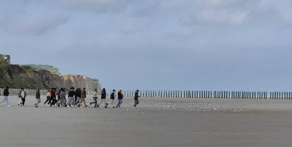 Un vieux fourgon surgit et décharge un bateau gonflable à Sangatte, 50 personnes migrantes embarquent pour rejoindre l'Angleterre Un vieux fourgon surgit et décharge un bateau gonflable à Sangatte, 50 personnes migrantes embarquent pour rejoindre l'Angleterre