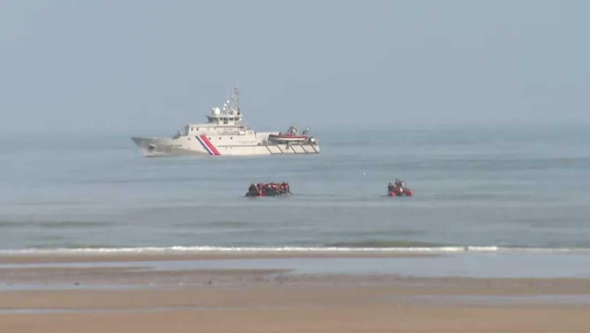 Un vieux fourgon surgit et décharge un bateau gonflable à Sangatte, 50 personnes migrantes embarquent pour rejoindre l'Angleterre Un vieux fourgon surgit et décharge un bateau gonflable à Sangatte, 50 personnes migrantes embarquent pour rejoindre l'Angleterre