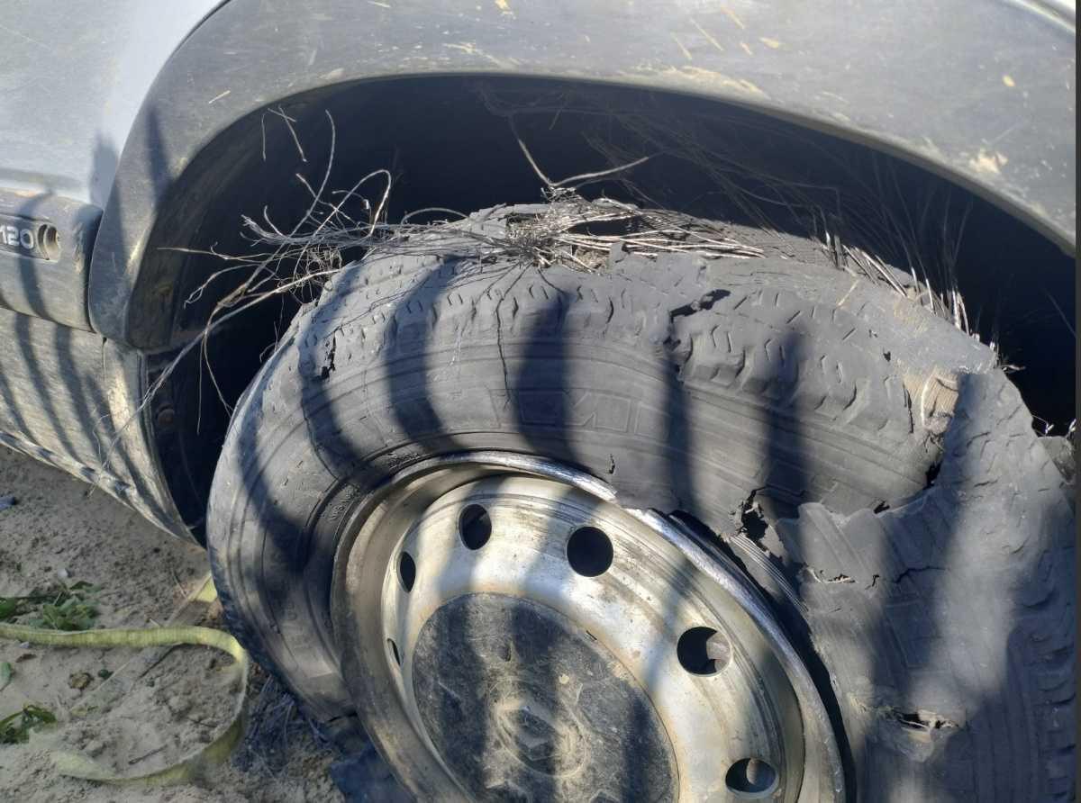 Un vieux fourgon surgit et décharge un bateau gonflable à Sangatte, 50 personnes migrantes embarquent pour rejoindre l'Angleterre Un vieux fourgon surgit et décharge un bateau gonflable à Sangatte, 50 personnes migrantes embarquent pour rejoindre l'Angleterre