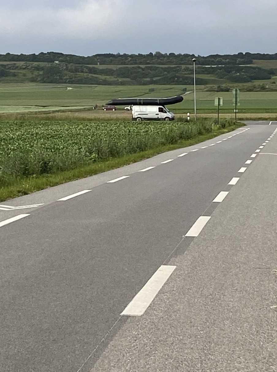 Un vieux fourgon surgit et décharge un bateau gonflable à Sangatte, 50 personnes migrantes embarquent pour rejoindre l'Angleterre