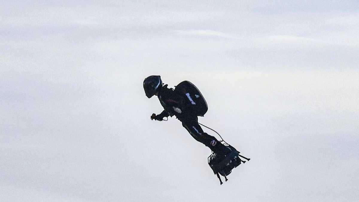 Franky Zapata, "l'homme volant", s'apprête à traverser la Manche une nouvelle fois, voici ce qu'il faut savoir Franky Zapata, "l'homme volant", s'apprête à traverser la Manche une nouvelle fois, voici ce qu'il faut savoir