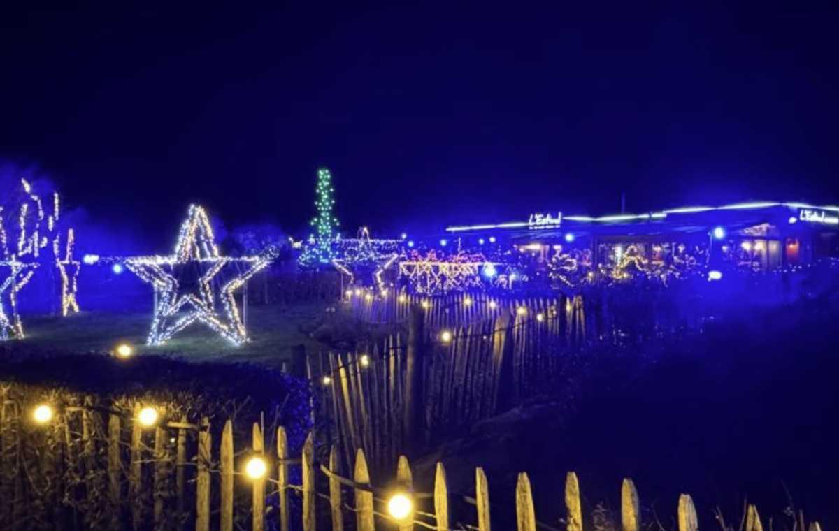 La brasserie L’Estival à Audinghen ne peut se louper avec son océan de loupiotes La brasserie L’Estival à Audinghen ne peut se louper avec son océan de loupiotes