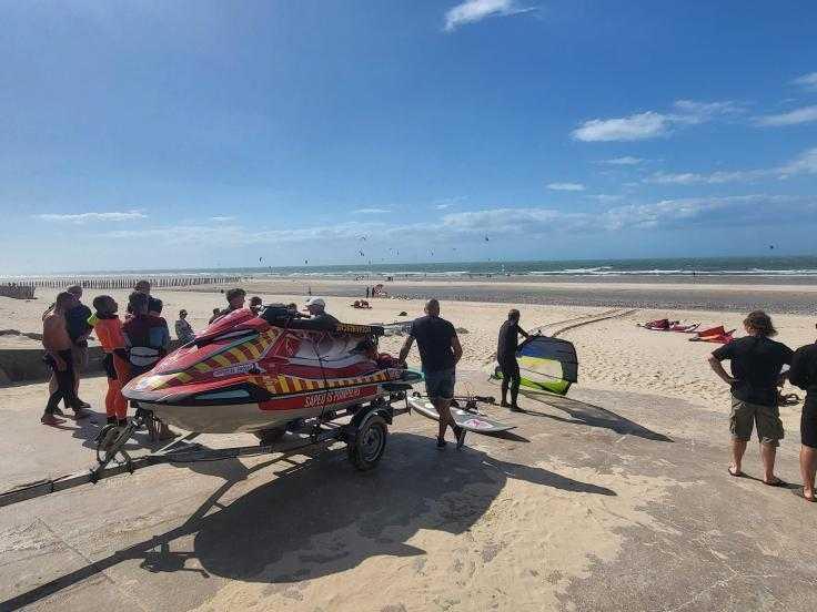 Sangatte : accrochage entre deux kitesurfers, pas de blessés Sangatte : accrochage entre deux kitesurfers, pas de blessés
