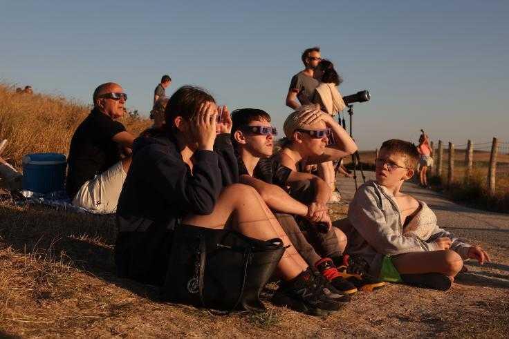 Éclipse solaire : au cap Blanc-Nez, des centaines de curieux pour « un moment exceptionnel sur un site exceptionnel »