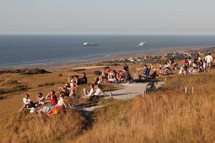 Éclipse solaire : au cap Blanc-Nez, des centaines de curieux pour « un moment exceptionnel sur un site exceptionnel » Éclipse solaire : au cap Blanc-Nez, des centaines de curieux pour « un moment exceptionnel sur un site exceptionnel »