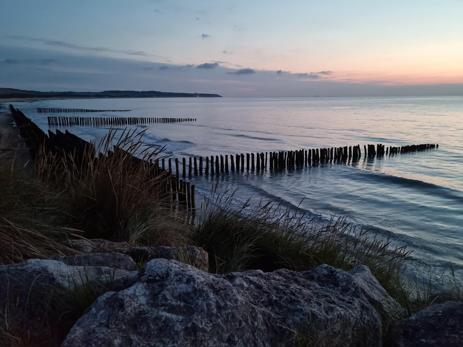 Coucher de soleil sur les piquets à moule et le Gris Nez