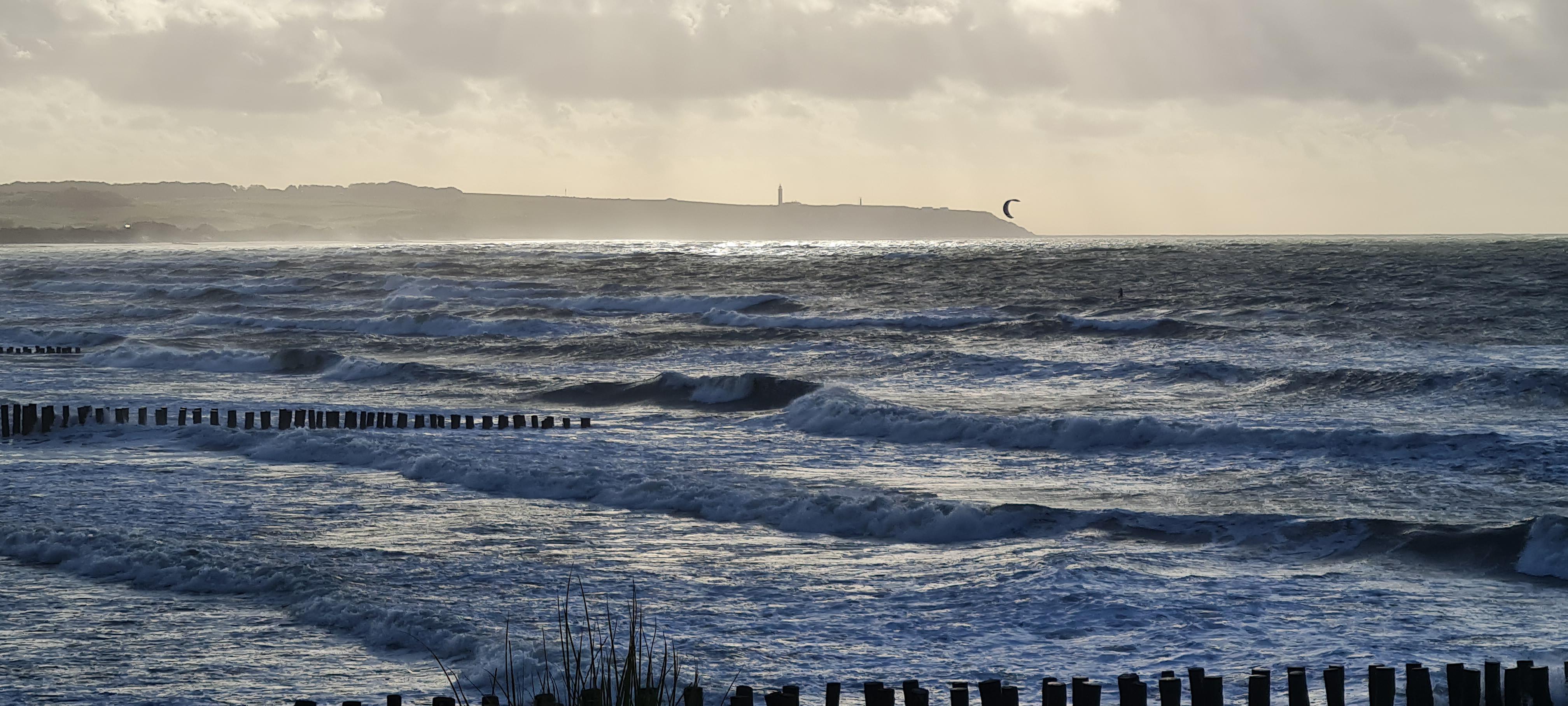 Cap Gris Nez sous le soleil derrière les embruns de cette mer agitée