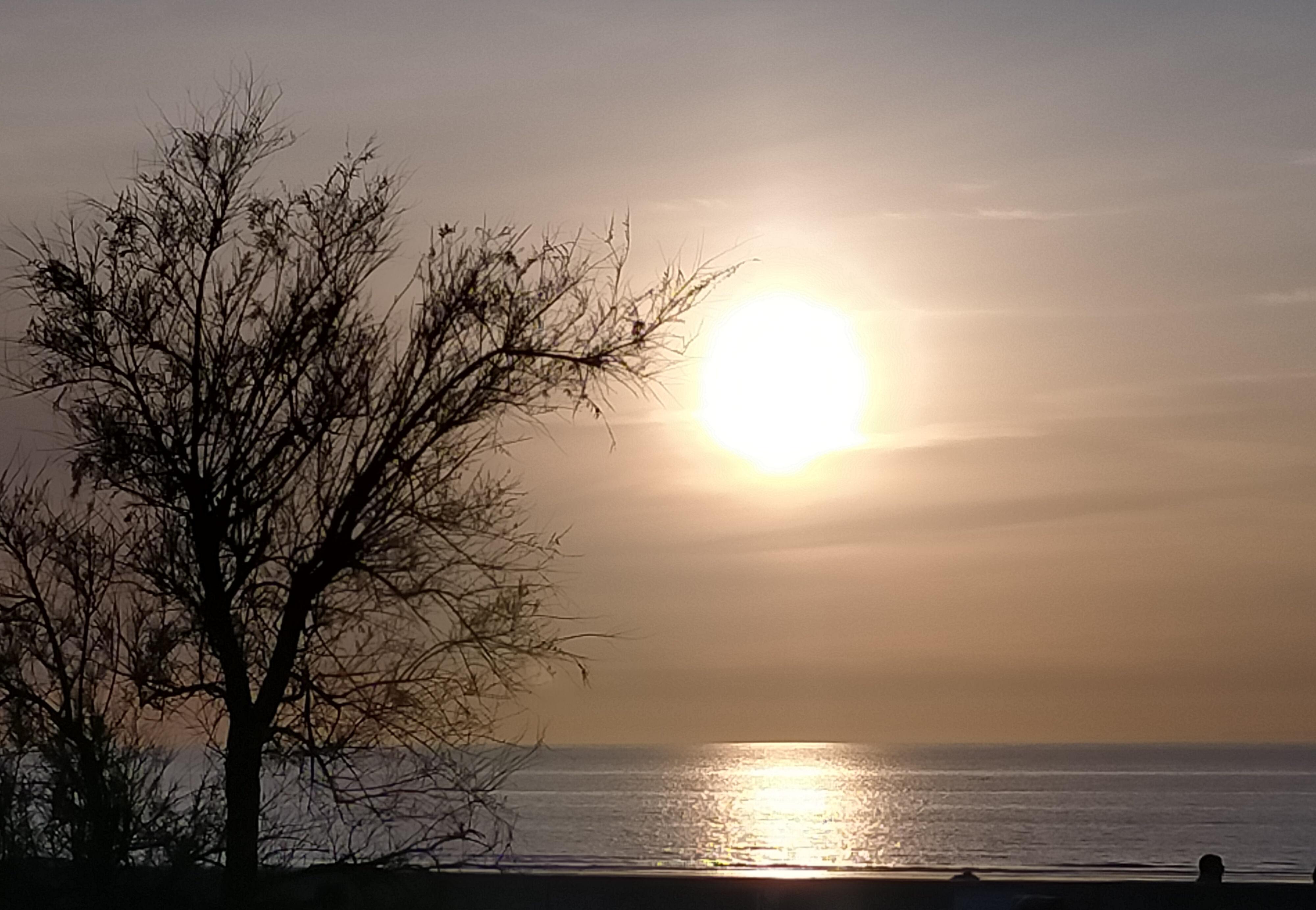 Un soir, une promenade, un coucher de soleil