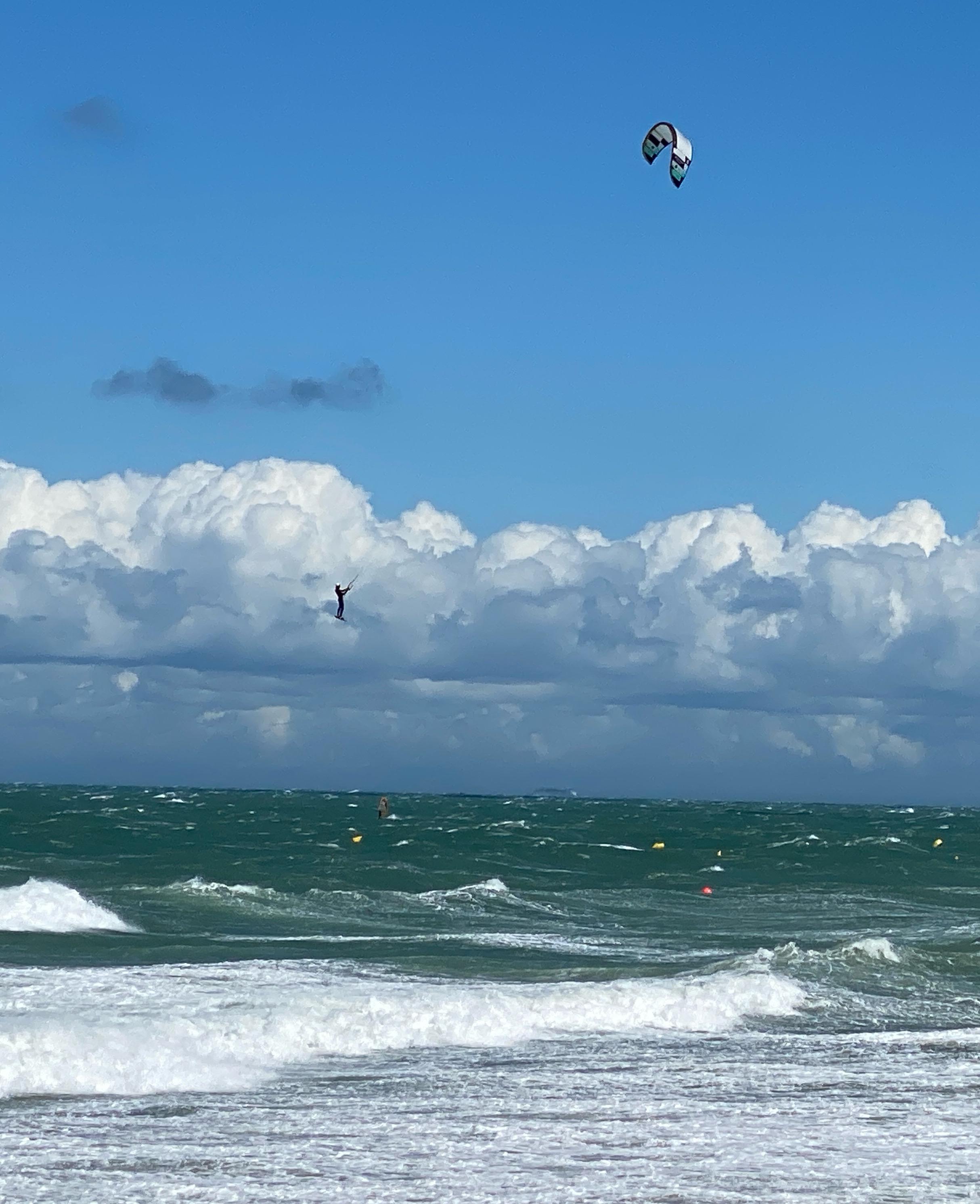 Spectacle à la plage par temps venteux