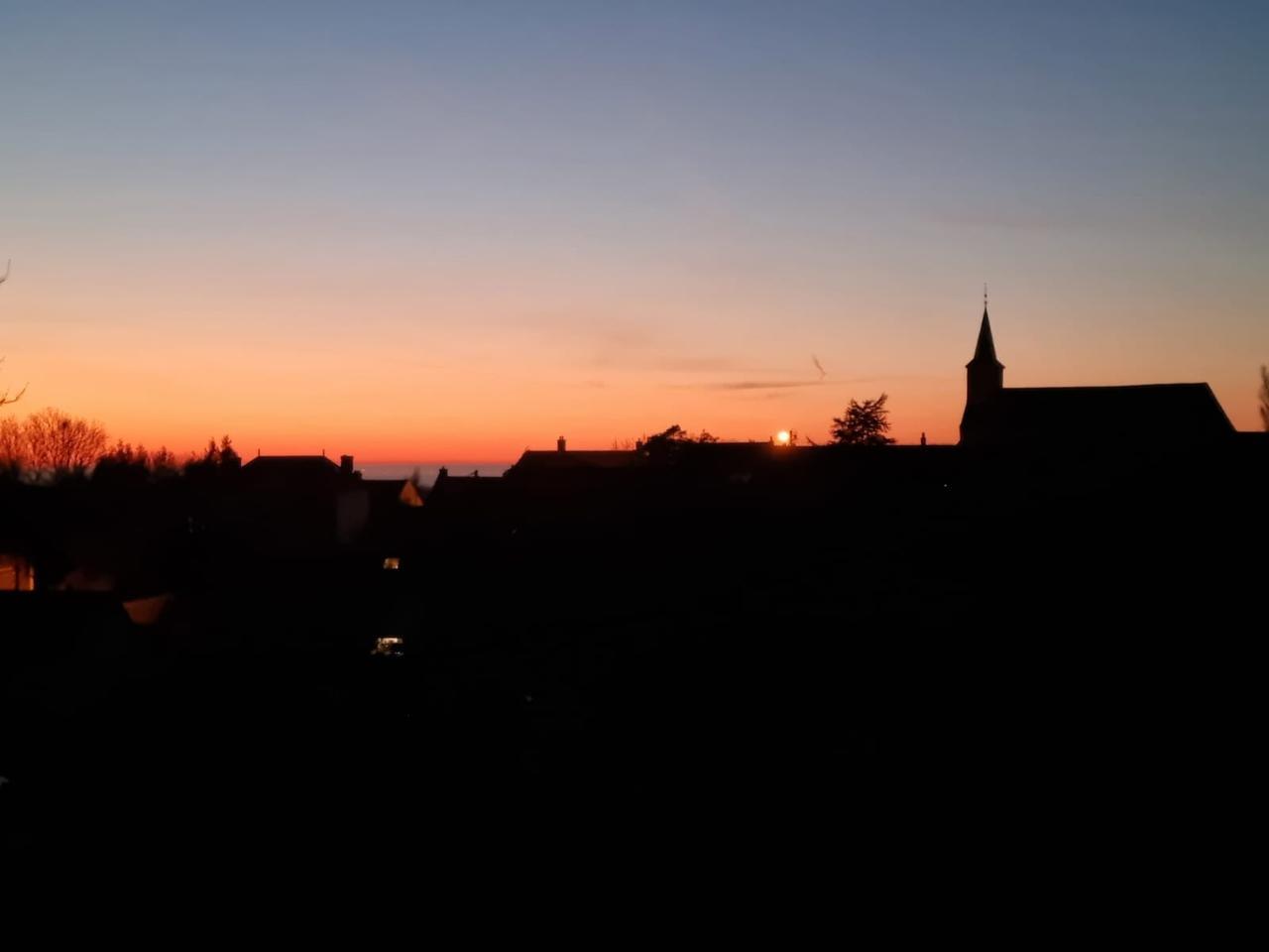 Vanessa Dufour - Coucher de soleil sur l'église d'Audembert