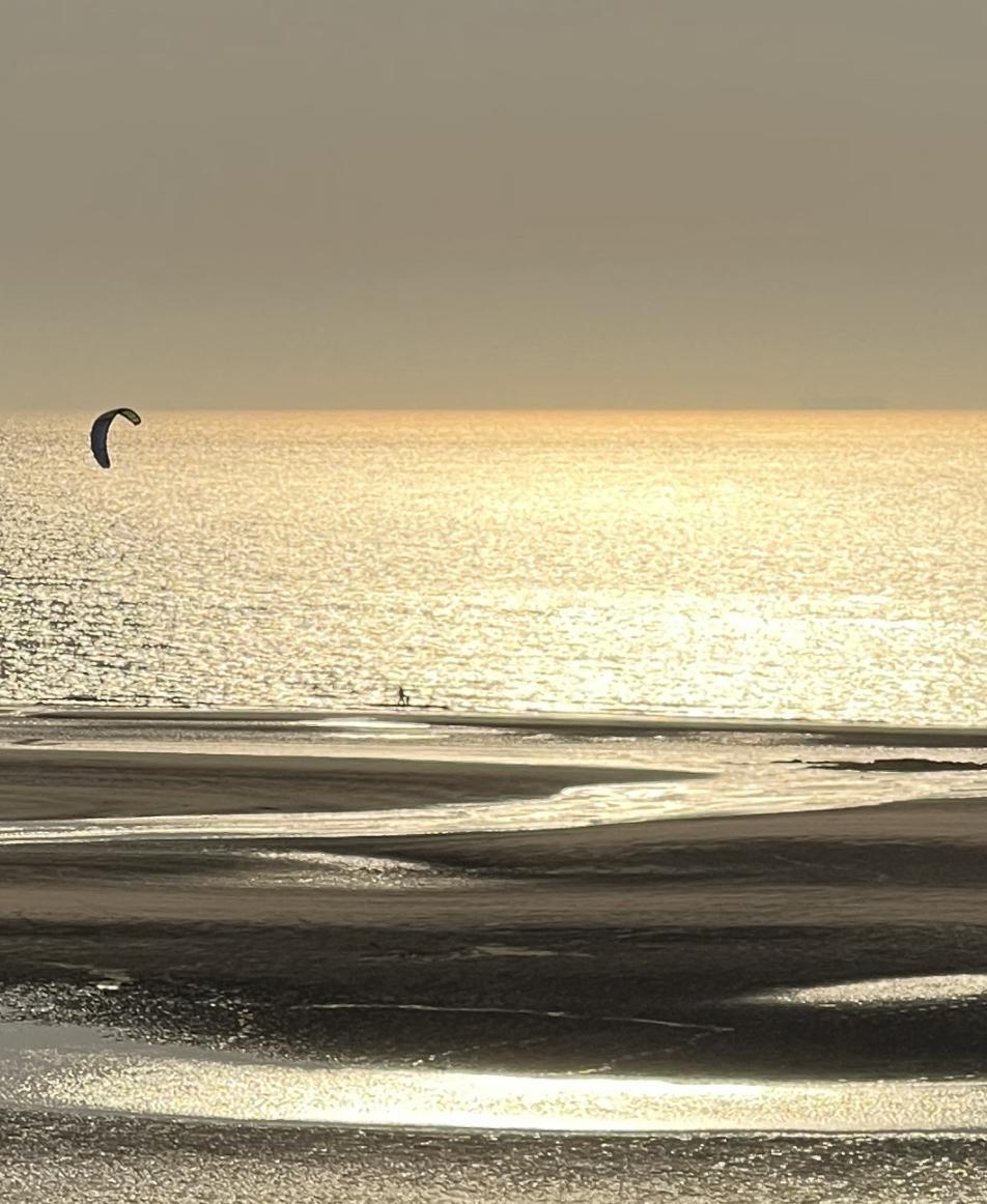Kitesurfer au coucher de soleil