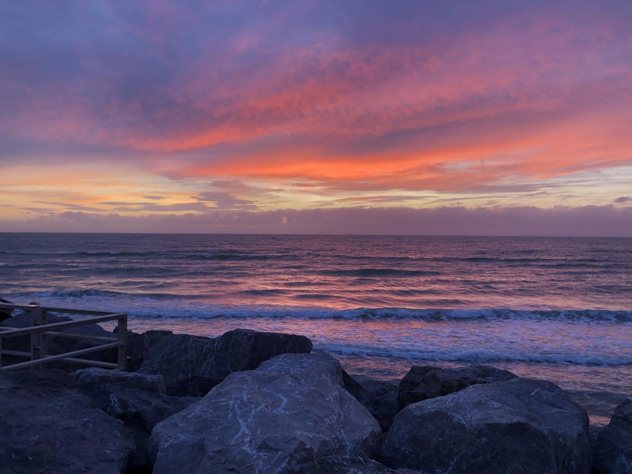 Le ciel s’embrase et déploie des couleurs magnifiques, comme on en voit souvent à Wissant