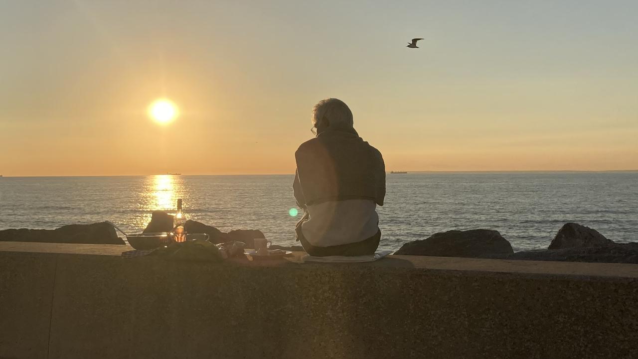 Dîner sur la digue au coucher du soleil