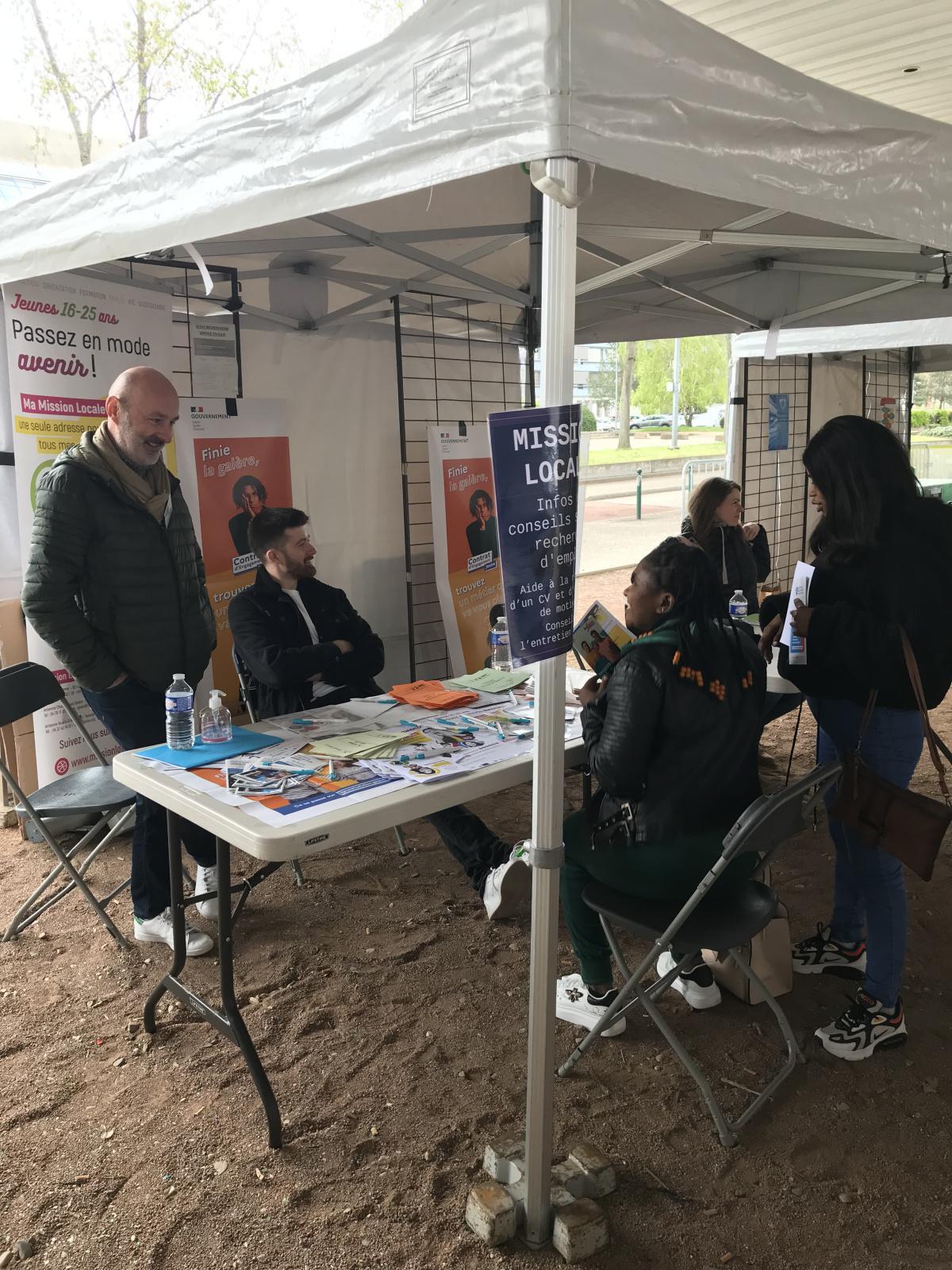 Au Forum Jobs d'été de Villeurbanne Au Forum Jobs d'été de Villeurbanne