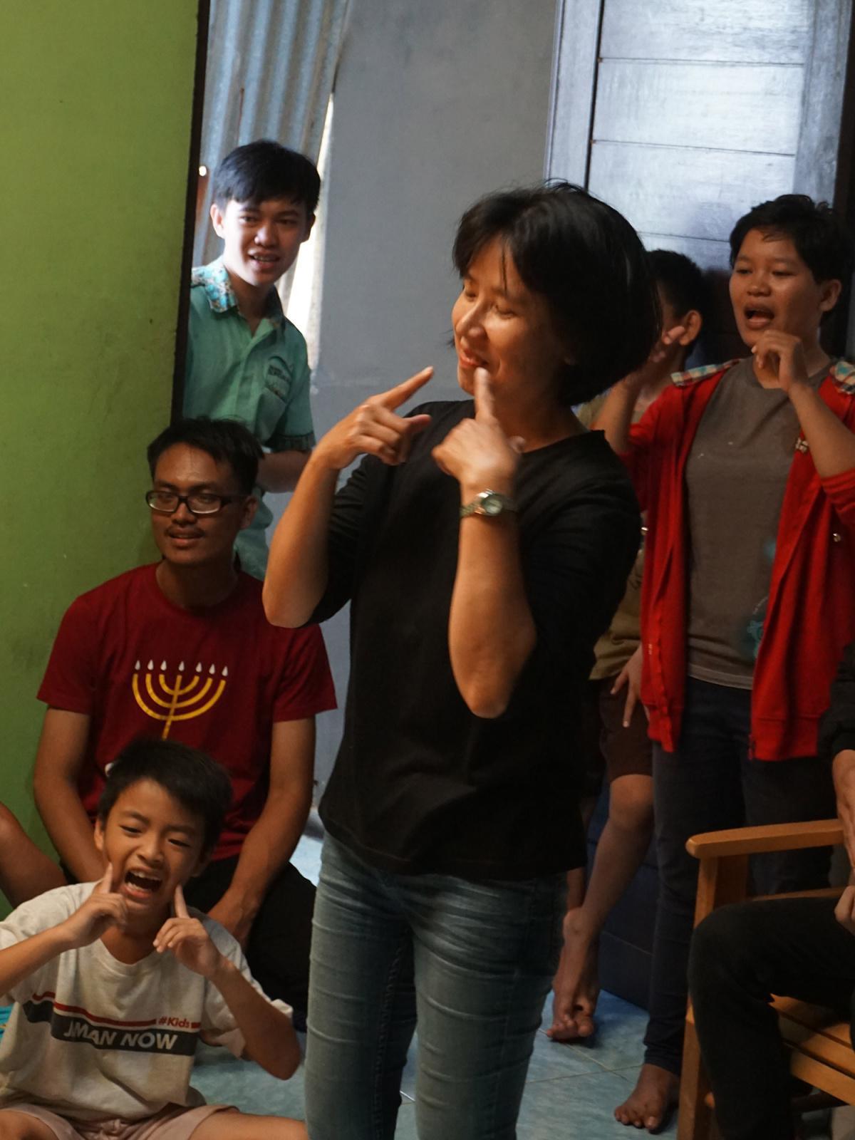 Ibu Elly (Koordinator Rumah Ceria) - Melayani Dengan Hati yang Penuh Belas Kasih Ibu Elly (Koordinator Rumah Ceria) - Melayani Dengan Hati yang Penuh Belas Kasih