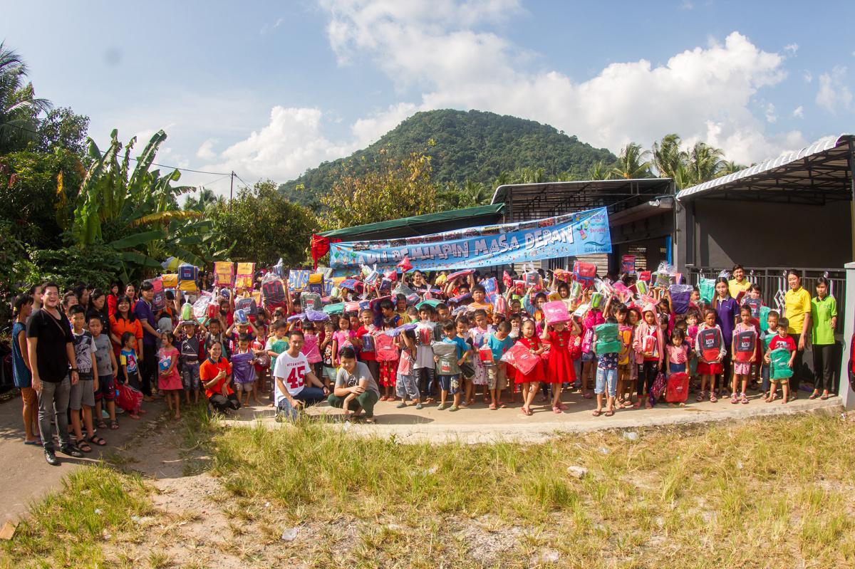Pembagian Hadiah Kenaikan Kelas Anak Rumah Kasih dan Rumah Ceria Pontianak dan Singkawang Pembagian Hadiah Kenaikan Kelas Anak Rumah Kasih dan Rumah Ceria Pontianak dan Singkawang