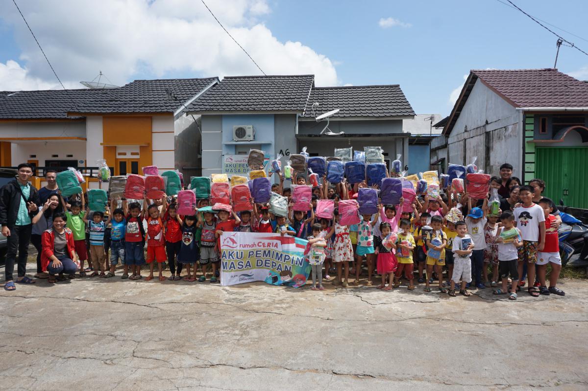 Pembagian Hadiah Kenaikan Kelas Anak Rumah Kasih dan Rumah Ceria Pontianak dan Singkawang Pembagian Hadiah Kenaikan Kelas Anak Rumah Kasih dan Rumah Ceria Pontianak dan Singkawang