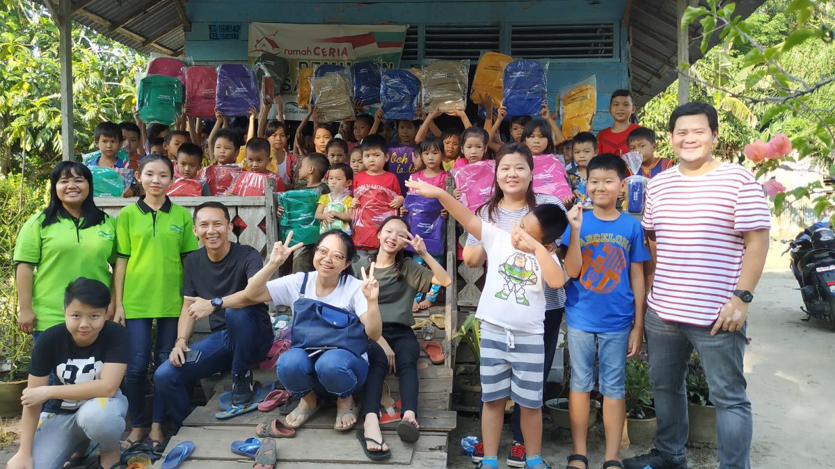 Pembagian Hadiah Kenaikan Kelas Anak Rumah Kasih dan Rumah Ceria Pontianak dan Singkawang Pembagian Hadiah Kenaikan Kelas Anak Rumah Kasih dan Rumah Ceria Pontianak dan Singkawang