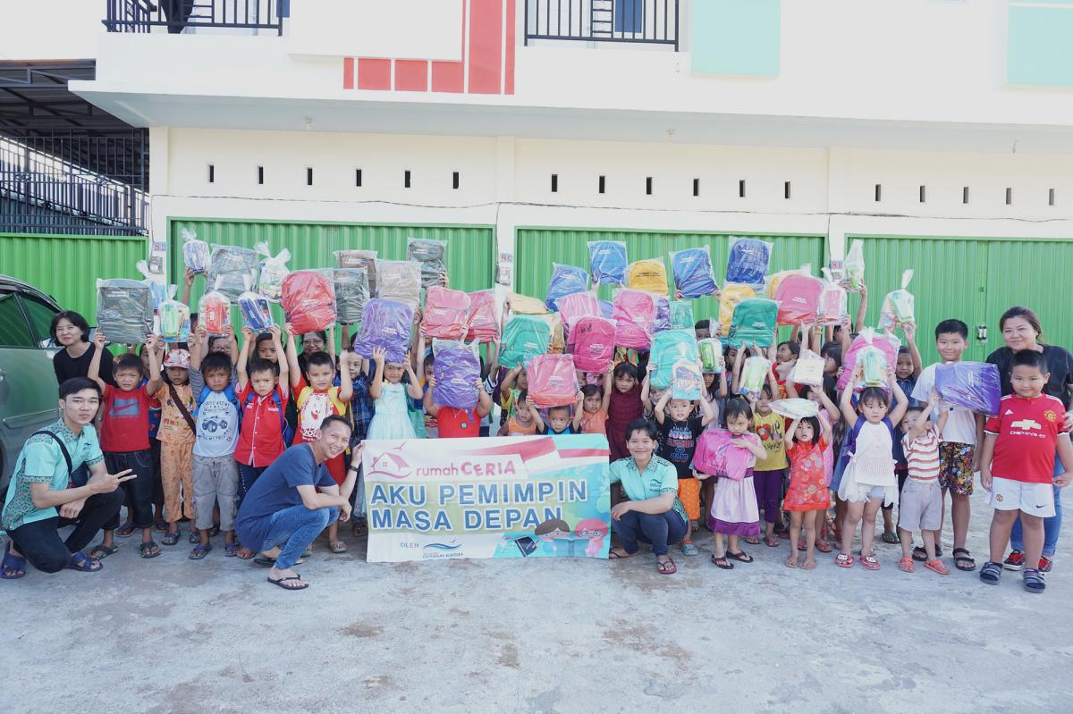 Pembagian Hadiah Kenaikan Kelas Anak Rumah Kasih dan Rumah Ceria Pontianak dan Singkawang Pembagian Hadiah Kenaikan Kelas Anak Rumah Kasih dan Rumah Ceria Pontianak dan Singkawang