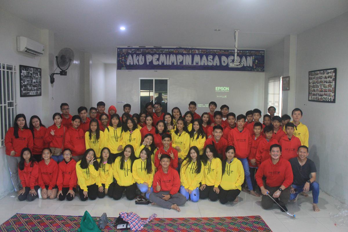 Pembagian Hadiah Kenaikan Kelas Anak Rumah Kasih dan Rumah Ceria Pontianak dan Singkawang Pembagian Hadiah Kenaikan Kelas Anak Rumah Kasih dan Rumah Ceria Pontianak dan Singkawang