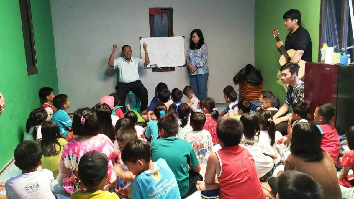 Kunjungan Pdt. Julius Ishak ke Rumah Kasih dan Rumah Ceria Pontianak Kunjungan Pdt. Julius Ishak ke Rumah Kasih dan Rumah Ceria Pontianak