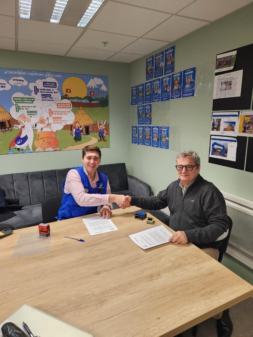 Signature d’une charte de partenariat entre la Mission Locale Oyonnax Bellegarde Gex et Décathlon Thoiry Signature d’une charte de partenariat entre la Mission Locale Oyonnax Bellegarde Gex et Décathlon Thoiry